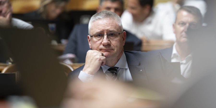 SVP-Nationalrat Andreas Glarner möchte die Stadt Bern wegen unbewilligter Kundgebungen an die Kandarre nehmen. (Archivbild)