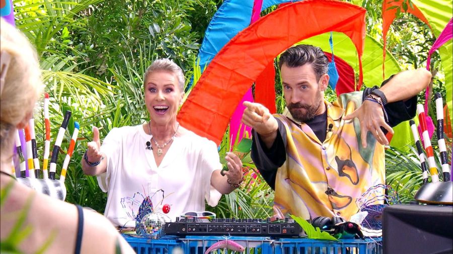 Sonja Zietlow und Jan Köppen moderieren im Festivalfieber. Statt Party gibt’s beim «Kotzella-Festival» Drama pur – null Sterne für das Camp.