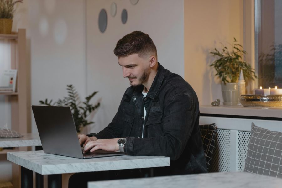 Künstliche Intelligenz kommt in Bewerbungen vermehrt zum Einsatz.
