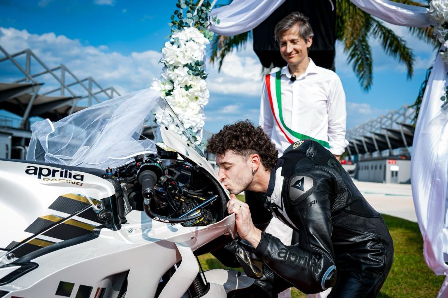 Marco Bezzecchi «heiratet» seine MotoGP-Aprilia.