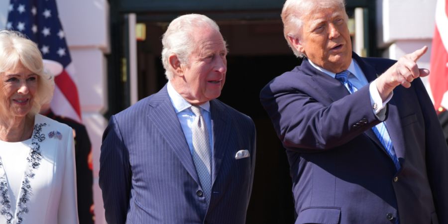 Präsident Donald Trump spricht mit dem britischen König Charles III. und Königin Camilla bei ihrer Ankunft im Weißen Haus. Das Königspaar hält sich zu einem Staatsbesuch in den US...