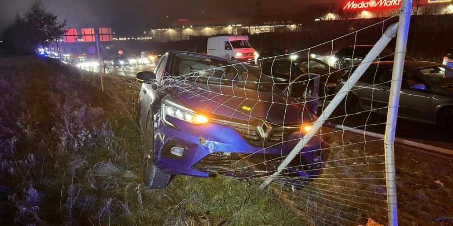 Eine Auffahrkollision auf der A1-Autobahnausfahrt in Oftringen AG verursachte grossen Sachschaden.