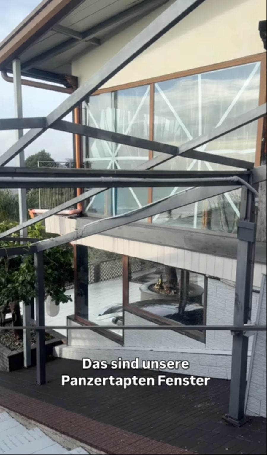 Die Fenster haben den Sturm unbeschädigt überstanden.