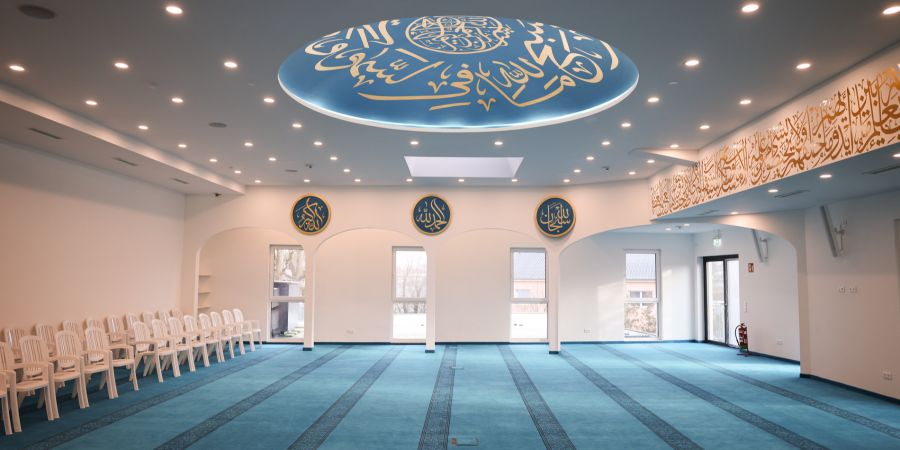 Männer beten in einer Moschee (Symbolbild).