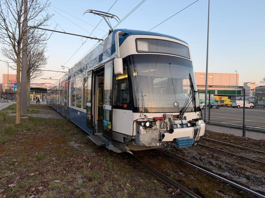 Am frühen Mittwochabend kollidierte in Zürich ein Tram mit einem Auto.