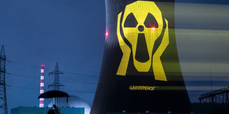 Umweltaktivisten beleuchteten am Mittwochabend das AKW Gösgen. Eines der Sujets erinnerte an Edvard Munchs «Der Schrei».