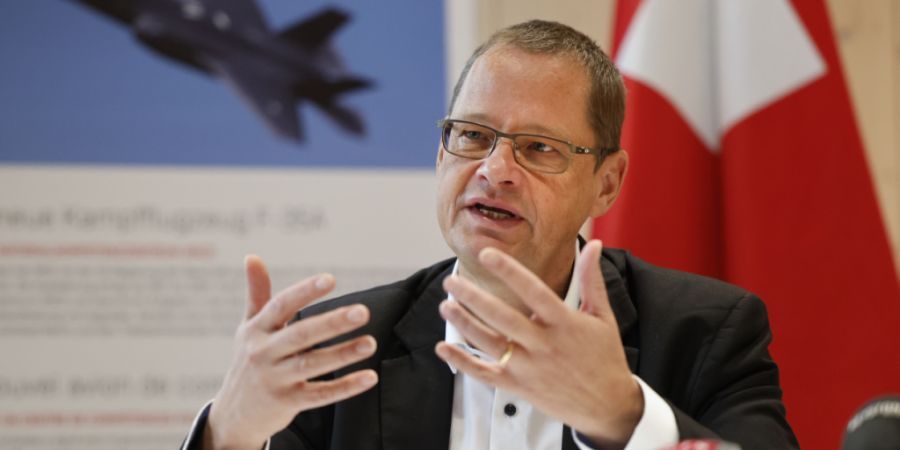 Auch dieses Jahr dürften Gelder für die F-35-Kampfjet auf das Patriot-Konto umgeleitet werden. Trotzdem findet Armasuisse-Rüstungschef Urs Loher sei der Zahlungsstopp nicht wirkungsl...