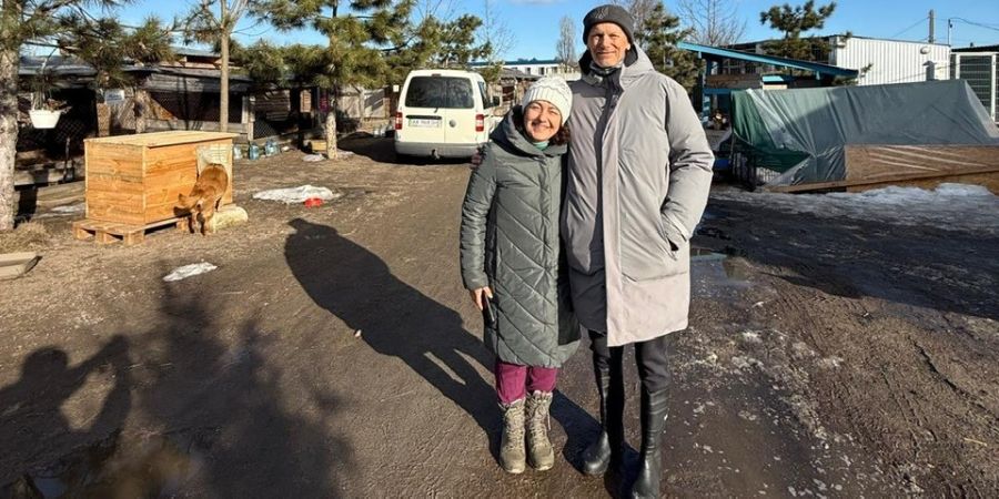 Besuch im Tierheim: Daniel Koch und Marta in der Ukraine.