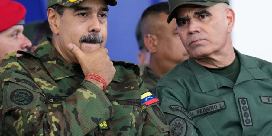 ARCHIV - Der venezolanische Präsident Nicolas Maduro (l) und Verteidigungsminister Vladimir Padrino Lopez nehmen an einer von der Regierung organisierten zivil-militärischen Demonstra...