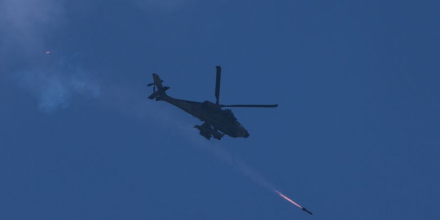 ARCHIV - Ein israelischer Apache-Hubschrauber feuert eine Rakete auf den Südlibanon ab, gesehen von Nordisrael aus. Foto: Ariel Schalit/AP/dpa (Archivbild)