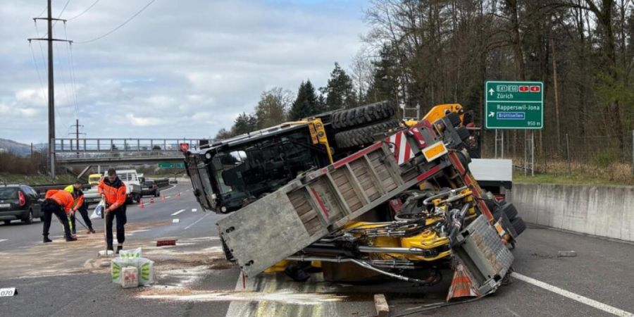 Am Freitagmorgen kippte ein Anhänger samt Radbagger auf die Fahrbahn der A1. Der 33-jährige Chauffeur blieb unverletzt.