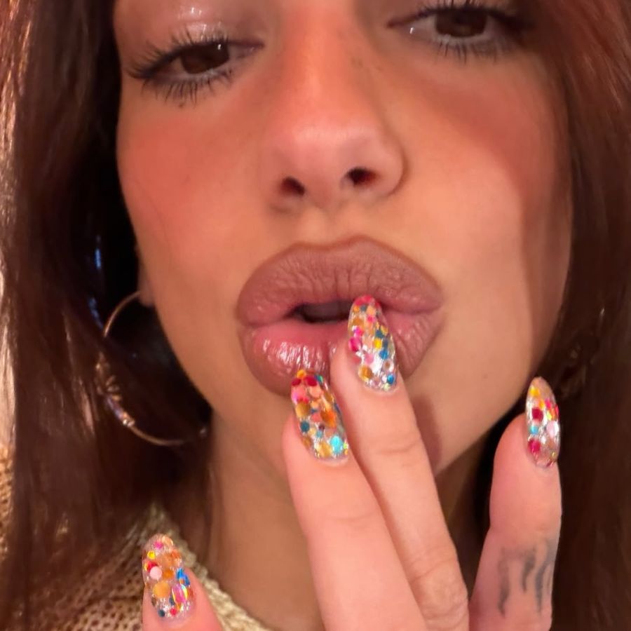 Dua Lipa präsentiert auch ihre festlichen Fingernägel.