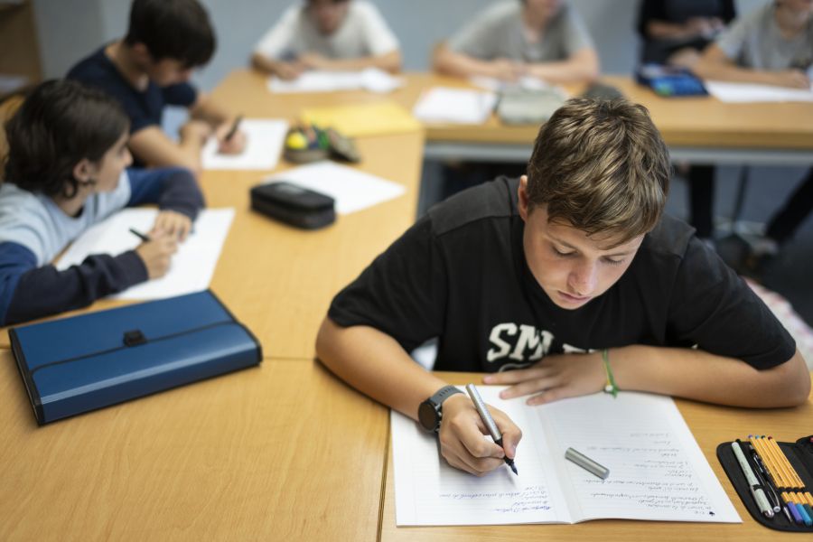 Bildung: Ein Junge schreibt