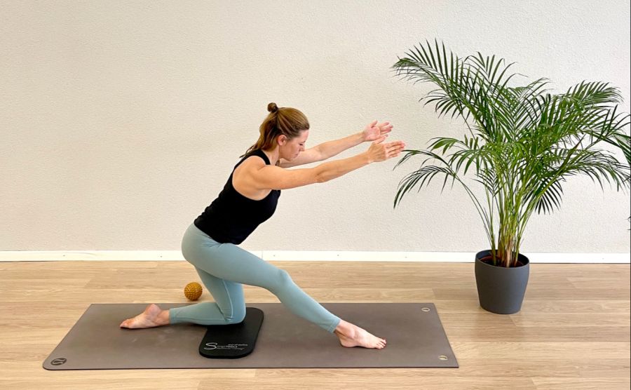 Die Faszienexpertin mit einer dynamischen stabilisierenden Übung