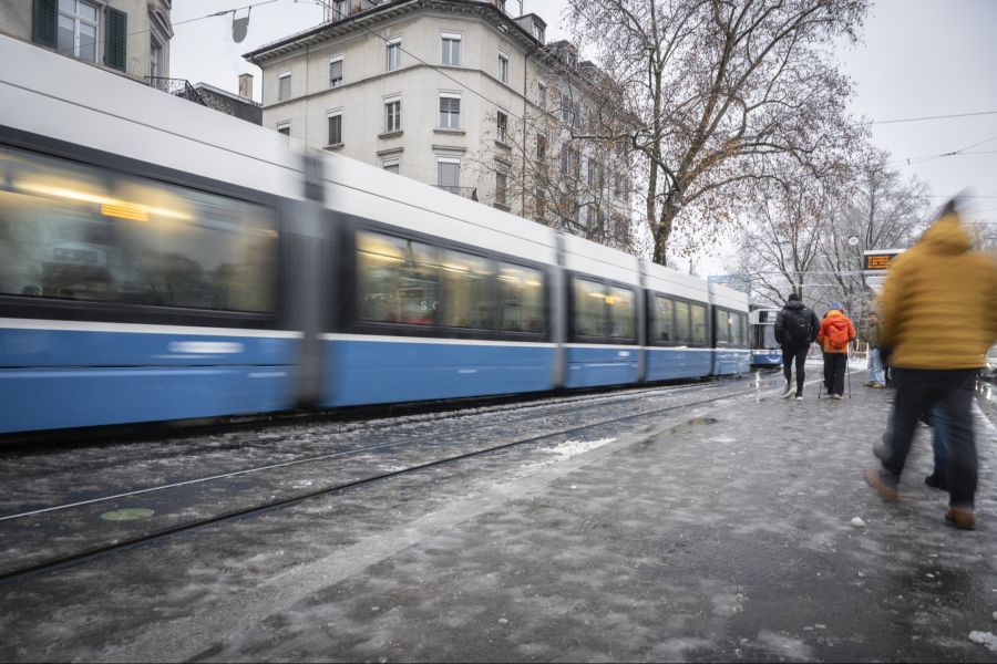 Im Flachland regnet es viel, in der Nacht auf Sonntag sind einige Schneeflocken möglich.