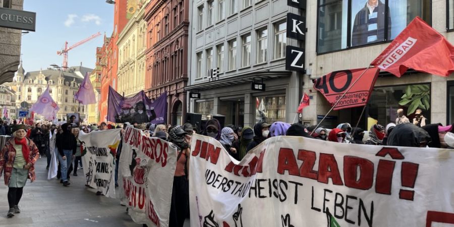 Anlässlich des Weltfrauentags hat in Basel eine unbewilligte Kundgebung stattgefunden.
