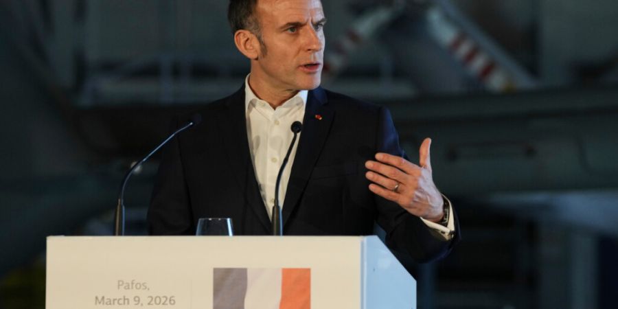 Der französische Präsident Emmanuel Macron spricht während einer Pressekonferenz zusammen mit dem zyprischen Präsidenten Christodoulides und dem griechischen Ministerpräsident Mits...
