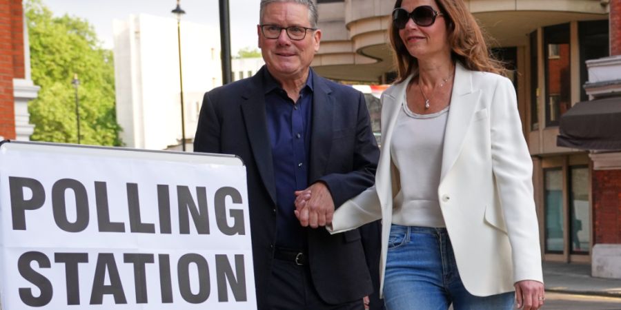 Der britische Premierminister Keir Starmer und seine Frau Victoria kommen in einem Wahllokal im Zentrum Londons an, um ihre Stimme bei den Kommunalwahlen abzugeben. Foto: Kirsty Wiggles...