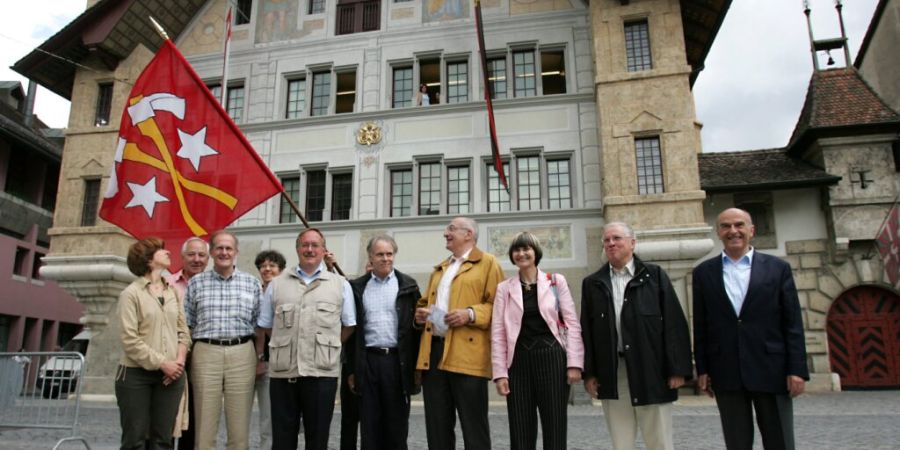 Im Jahr 2005 führte das «Bundesratsreisli» nach Büren an der Aare. Die Landesregierung posierte vor dem Schloss fürs Gruppenfoto. (Archivbild)