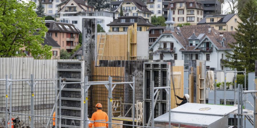 Im Baugewerbe ging die Zahl der Arbeitslosen im April deutlich zurück. (Symbolbild)