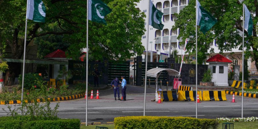 ARCHIV - Sicherheitsbeamte stehen am Haupteingang des pakistanischen Außenministeriums Wache, um die Sicherheit vor den möglichen Verhandlungen zwischen den Vereinigten Staaten und de...