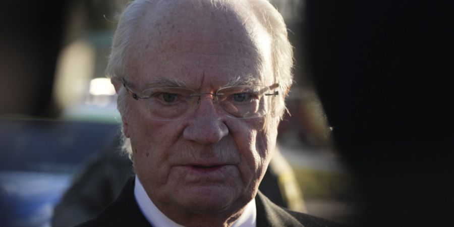 ARCHIV - Schwedens König Carl XVI. Gustaf spricht zu Journalisten, nachdem er Blumen an einer Gedenkstätte in der Nähe des Bildungszentrums Campus Risbergska niedergelegt hat. Foto: ...