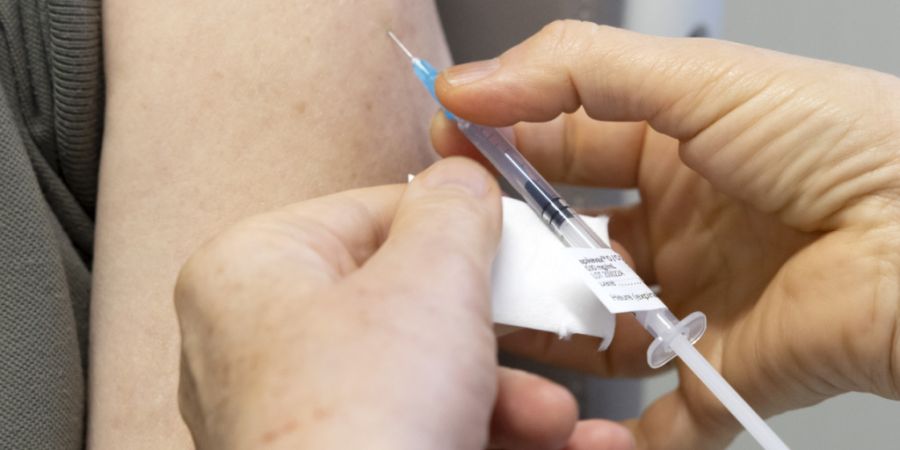 Das revidierte St. Galler Gesundheitsgesetz sieht ein möglicher Impfzwang für gewisse Personengruppen vor. Wer sich weigert, könnte gebüsst werden. (Symbolbild)