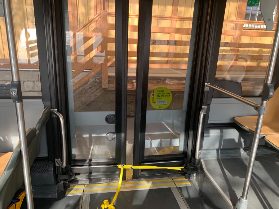 «Die Tür ist kaputt», antwortet der Chauffeur am Steuer auf die neugierigen Fragen der einsteigenden Passagiere.