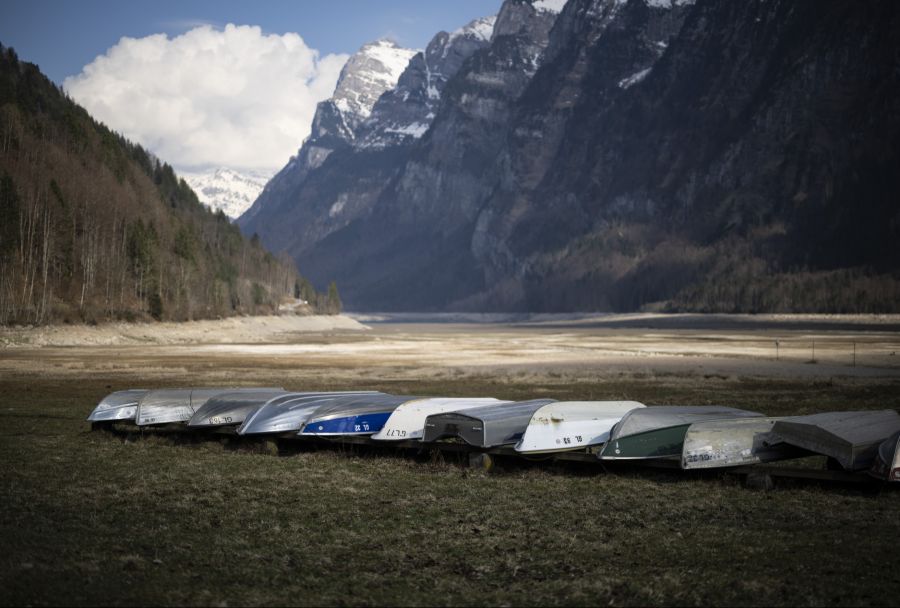 Die Schweiz erlebt einen der trockensten Aprile aller Zeiten. Im Bild der Klöntalersee bei tiefem Wasserstand Anfang April 2023.