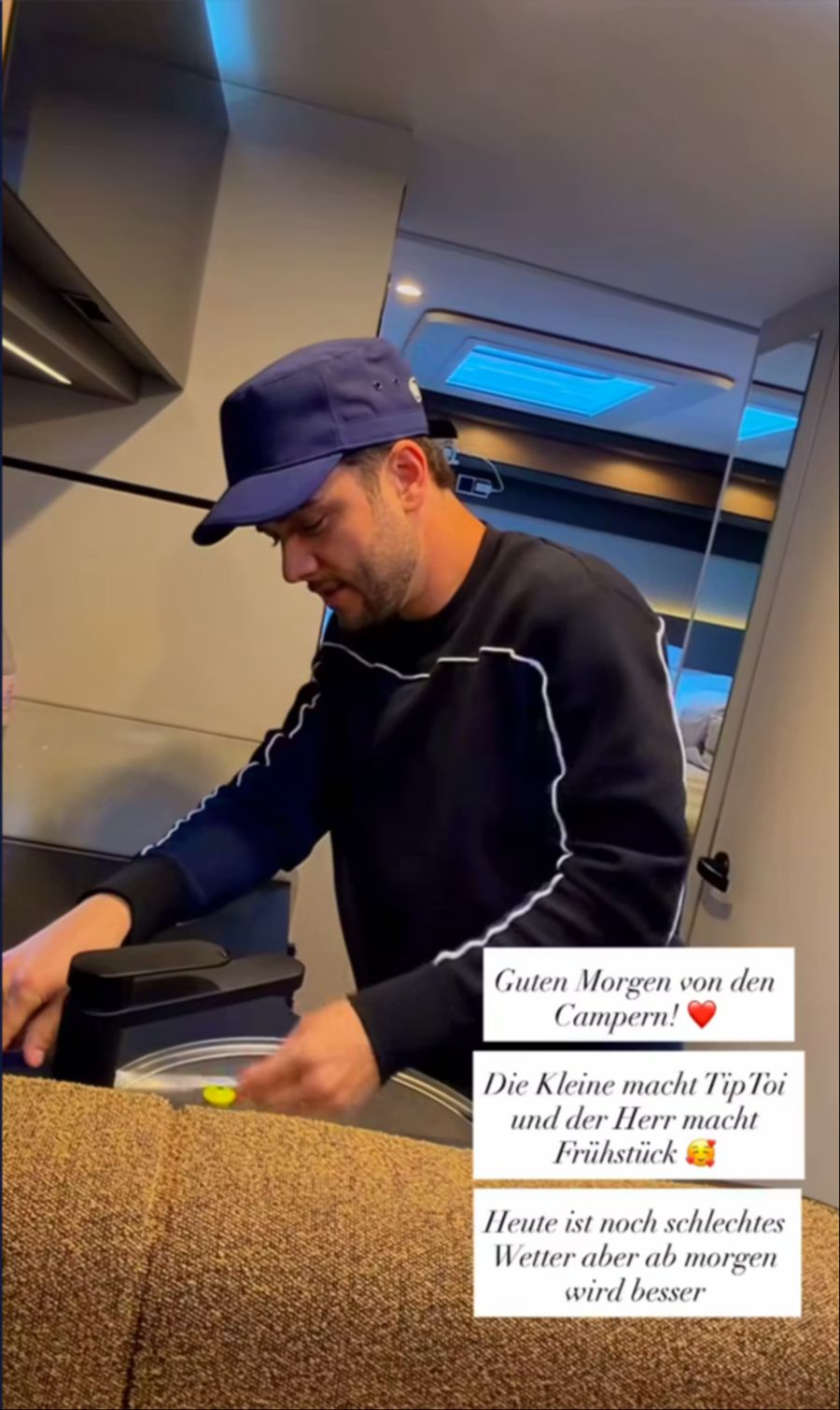 Währenddessen bereitet Gatte Luca das Zmorge vor.