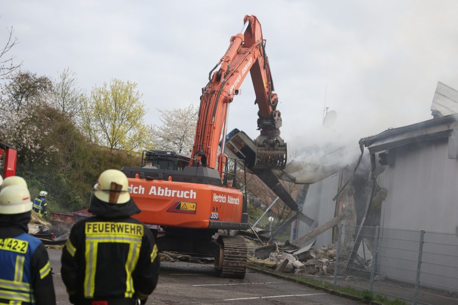 Erst nach Beendigung der Löscharbeiten können die Feuerwehr und die Kriminalpolizei Ermittlungen zur Brandursache aufnehmen.