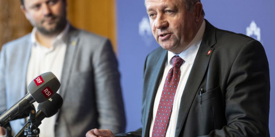 Laut Jacques Nicolet (SVP/VD, rechts), Präsident der Finanzkommission des Nationalrats (FK-N), soll das Entlastungspaket des Bundes nicht weiter abgespeckt werden.