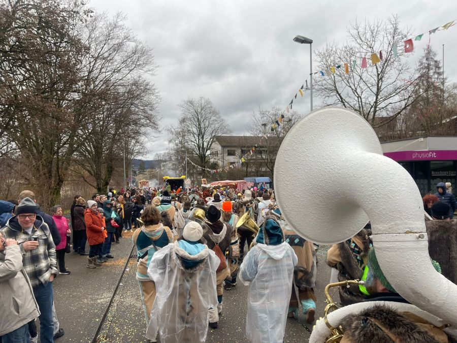 Insgesamt nehmen etwa 1600 Personen teil.