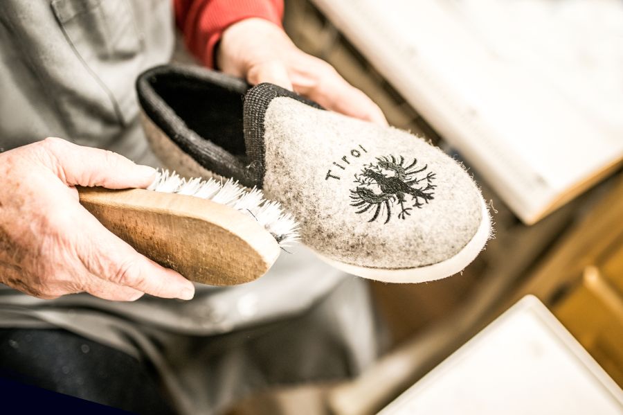 Der traditionelle Filzschuh Zillertaler Doggln besteht zu 100 Prozent aus Naturmateriealien.