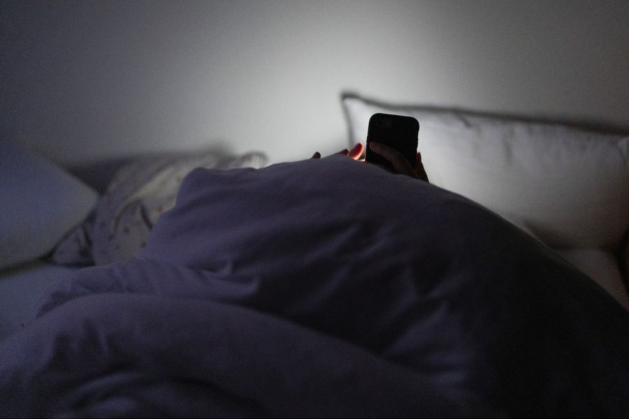 Dennoch: An Tagen mit viel Bildschirmzeit gehen Schülerinnen und Schüler etwas später ins Bett. (Symbolbild)