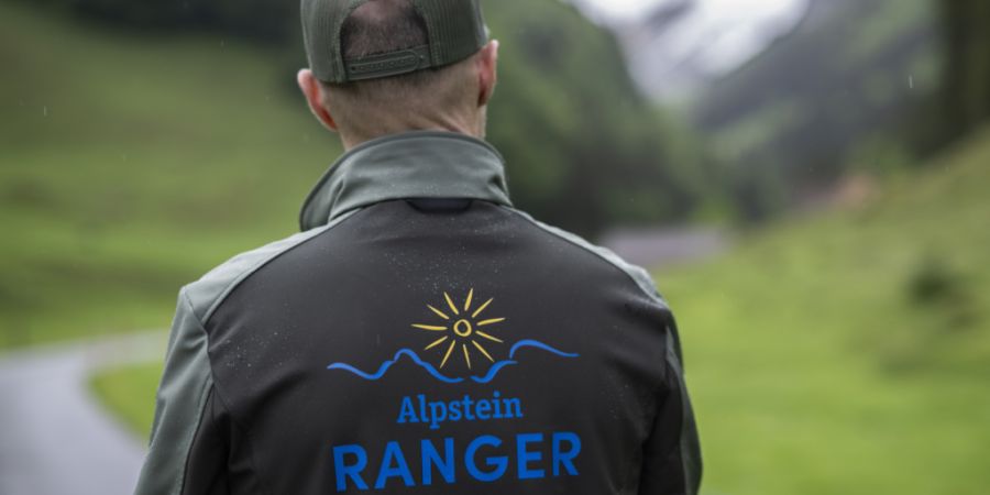 Mit Beginn der Auffahrt schauen im gesamten Alpstein Ranger in einheitlichem Tenue nach dem Rechten, stehen für Wandertipps zur Verfügung und sensibilisieren die Wanderer, wenn nötig...