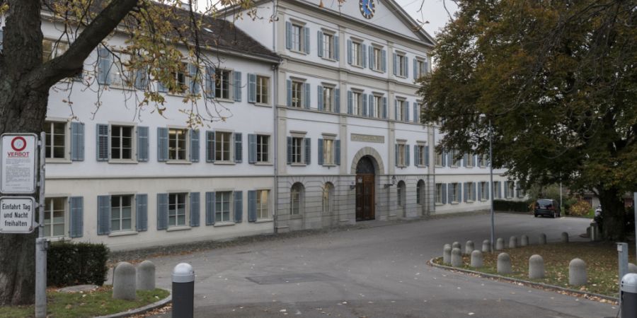 Ein 32-Jähriger soll eine Frau in die Prostitution gedrängt und sich an ihrem Verdienst finanziell bereichert haben. (Archivbild)
