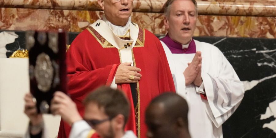 Papst Leo XIV. am Freitag bei der feierlichen Beisetzung des Schweizer Kardinals Emil Paul Tscherrig im Petersdom.