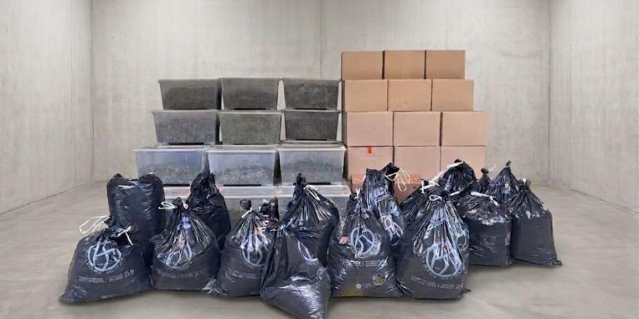 Die Polizei stellte in der Indooranlage im aargauischen Spreitenbach eine Tonne Cannabis sicher.
