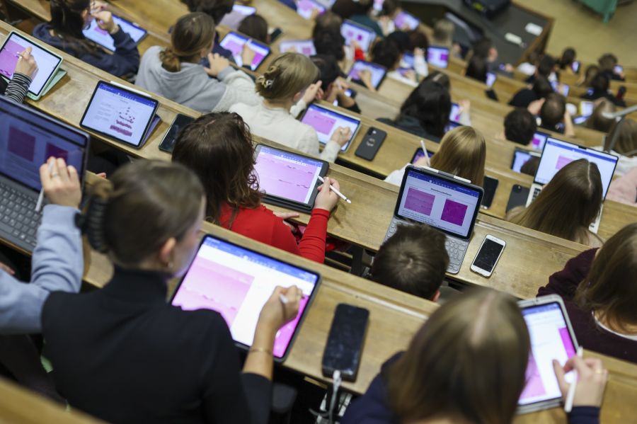 Jüngere Menschen duzen eher, finden es je nach Situation aber unprofessionell.