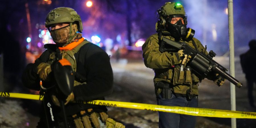 Polizeibeamte sind am Tatort einer gemeldeten Schießerei in Minneapolis unterwegs. Foto: Adam Gray/AP/dpa