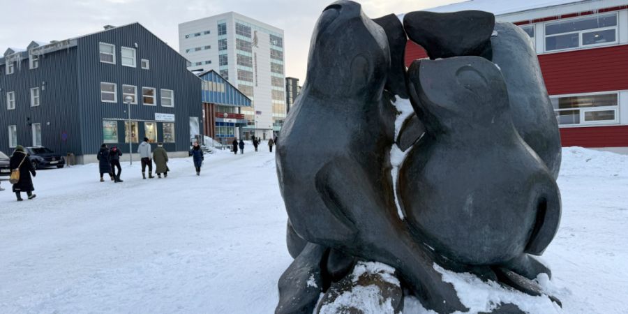 Blick auf eine Fußgängerzone in Grönland. Foto: Julia Wäschenbach/dpa
