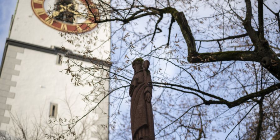 Eine Statue vor der Kirche St. Mangen erinnert an die St. Galler Stadtpatronin Wiborada. (KEYSTONE/Gian Ehrenzeller)