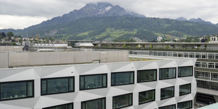 Die Universität Luzern muss Geld sparen. (Archivfoto)