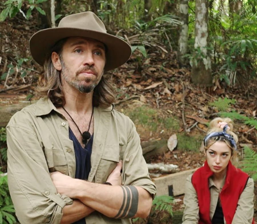 Die beiden sind alles andere als Freunde – Ariel wirft Gil immer wieder vor, ein Lügner, Verbrecher und Betrüger zu sein.