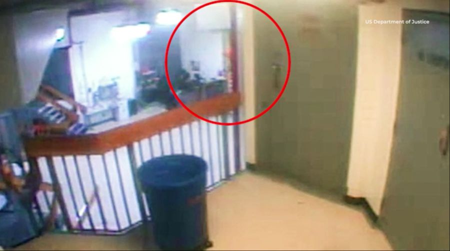 Die Weitwinkelaufnahme der Überwachungskamera zeigt den Treppenbereich vor Epsteins Zellenetage. Ermittler prüften das Material intensiv, da zwei Kameras vor der Zelle in jener Nacht ausfielen.