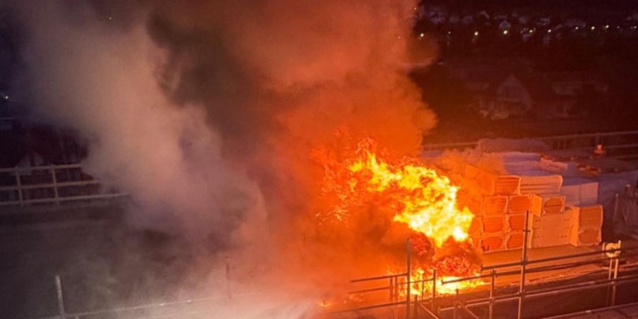 Unmittelbar nach einem Brand auf einer Baustelle in Biel hat die Kantonspolizei Bern einen Tatverdächtigen angehalten.