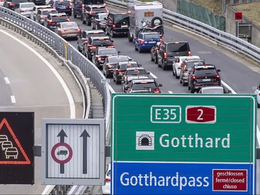Schon ab Mittwochmittag droht vor dem Gotthard kilometerlanger Stau Richtung Tessin.