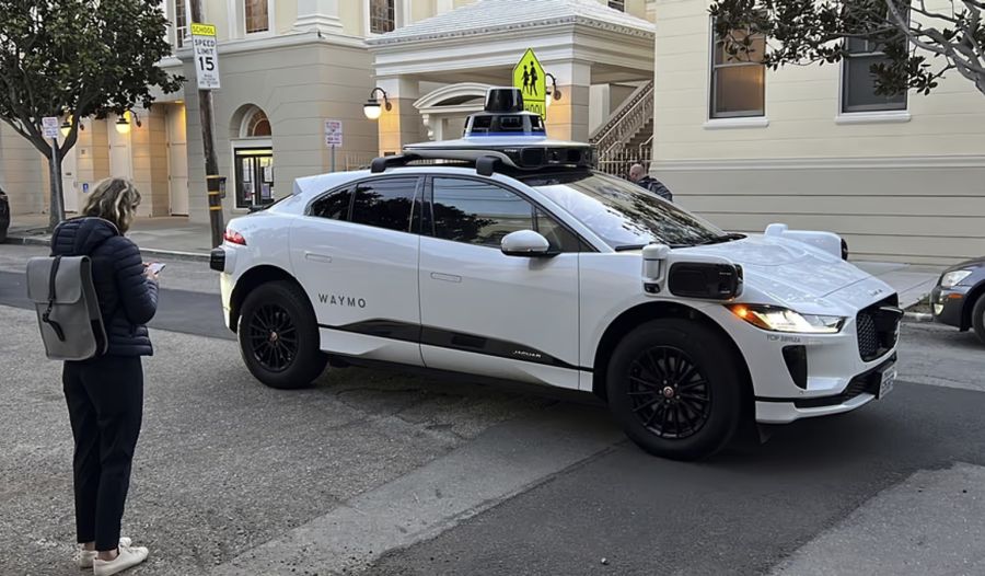 In vielen US-Städten kurven die autonomen Fahrzeuge von Waymo schon länger durch die Strassen.