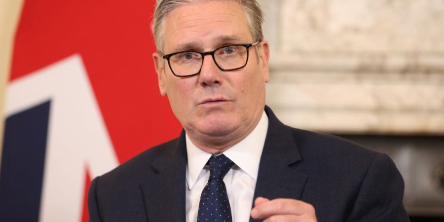 ARCHIV - Der britische Premierminister Keir Starmer spricht Ende April 2026 während eines Treffens nach dem Messerangriff auf zwei jüdische Männer im Stadtteil Golders Green im Norde...